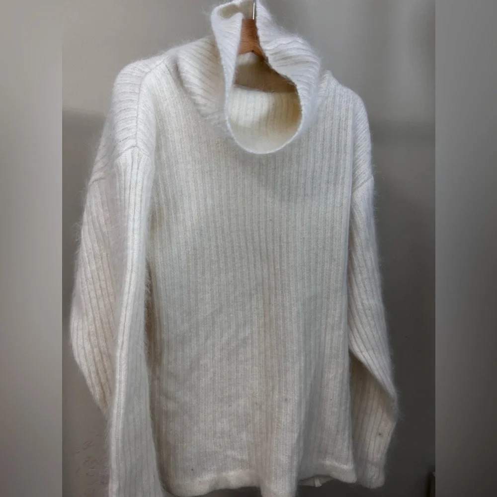 Michelle Nichol Turtleneck Sweater Size Small